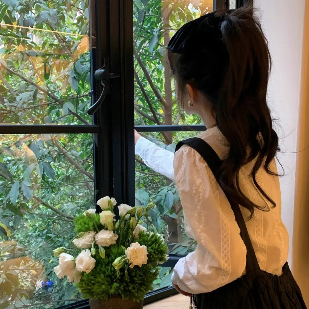 穿黄睡衣的女孩